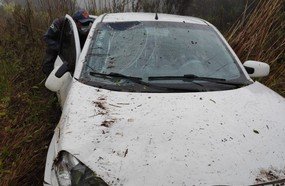 Óleo na pista faz motorista capotar veículo na SC-135