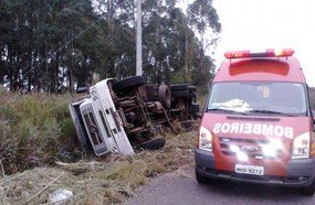 Caminhão carregado com batatinhas tomba em Água Doce