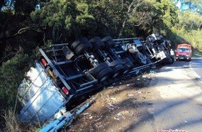 Carreta com placas de Treze Tílias tomba em Irani