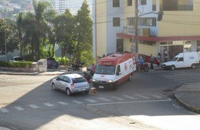 Colisão entre veículo e motocicleta na cabeceira da ponte