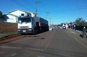 Motorista colide carro na traseira de carreta estacionada
