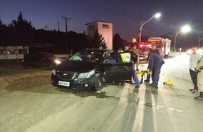 Mulher fica ferida após colisão entre dois veículos