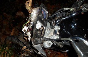 Jovem de 17 anos fica gravemente ferido após colidir em muro