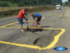 Protesto: morador sinaliza buracos da SC-150 para alertar motoristas