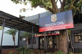 Mulher espanca filha por não puxar a descarga do banheiro