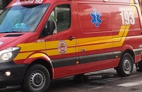 Bebê morre sufocado ao dormir na cama com os pais