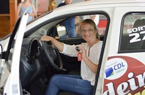 CDL faz a entrega do carro 0km à professora de Treze Tílias