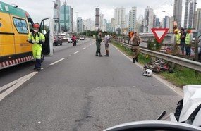 Motociclista que conduzia esposa e filho se acidenta após fugir da PM