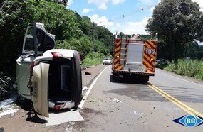 Mulher capota veículo após sair da pista na SC-150