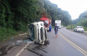 Mulher perde controle da direção e capota veículo na BR-282