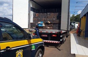 PRF flagra caminhão carregado com cigarros em Catanduvas