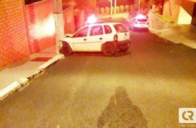 Condutora colide veículo em poste durante a madrugada em Joaçaba