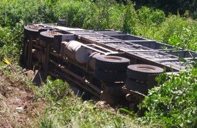 Caminhão tomba após colisão contra motocicleta na BR-282