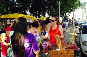 CDL distribui rosas no Dia Internacional da Mulher em Joaçaba