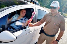 Condutoras recebem flores durante blitz da Polícia Rodoviária