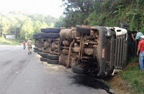 Carreta carregada tomba na BR-282, em Catanduvas