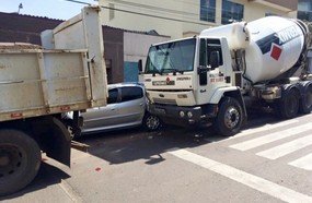 Veículo danificado em engarrafamento na Santos Dumont