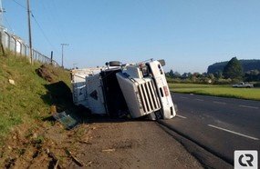 Carreta tomba ao contornar trevo em Curitibanos