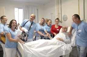 Grupo Cantadores da Vida alegra e emociona pacientes do HUST