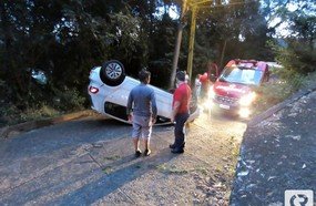 Condutora capota veículo ao acessar rua íngreme em Herval
