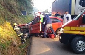 Colisão entre carro e carreta deixa mulher gravemente ferida na BR-282