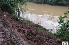 Caminhão com quatro pessoas tomba dentro do rio em Herval