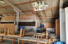 Menino de 8 anos cai de telhado ao tentar apanhar pinhões