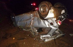 Jovem morre ao ser arremessada de carro durante capotamento