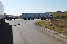 Dois feridos em colisão entre moto e carreta na BR-153