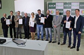 ACIOC entrega Voz Única a pré-candidatos a prefeito de Joaçaba