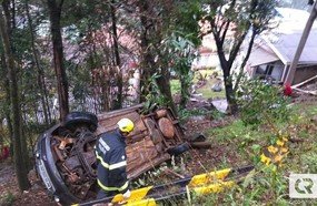 Veículo com três pessoas despenca em barranco próximo a gruta