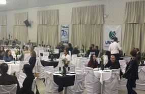 Acadêmicas realizam jantar para ajudar hospital de Capinzal