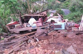 Casa desaba e deixa casal de idoso ferido em Videira