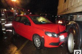 Gol com cinco pessoas bate em carreta na BR-282