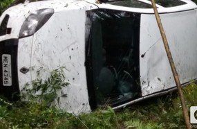 Carro despenca em barranco após rodar na pista na BR-282