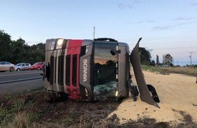 Carreta carregada com farelo de soja tomba na BR-282, em Joaçaba