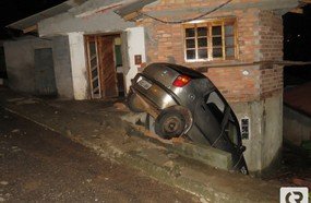 Veículo invade residência no bairro Vila Rica em Herval