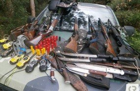 Nove pessoas são presas com arsenal de armas