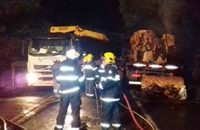 Caminhão carregado com bobinas de papel é destruído por incêndio