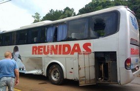 Caminhão atinge ônibus no centro de Ibicaré