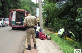 Casal despenca com motocicleta em barranco em Herval