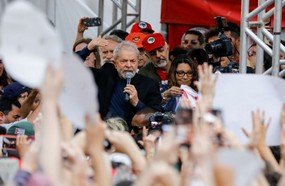 Lula deixa a prisão em Curitiba após decisão do STF