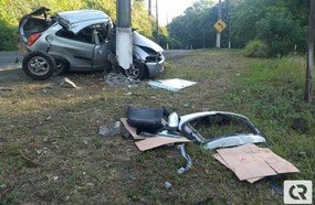 Colisão em poste deixa jovem gravemente ferido em Luzerna