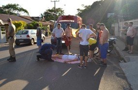 Mulher fica gravemente ferida ao ser atropelada por motocicleta