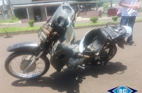 Adolescente fica gravemente ferido ao colidir em ônibus