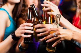 Homem é detido por fornecer bebidas alcoólicas à adolescentes