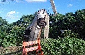 Carro colide em poste e motorista sai ileso
