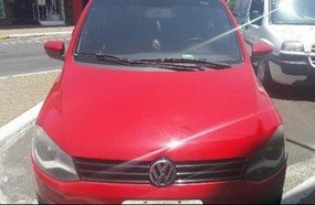 Mulher é presa por deixar criança trancada no carro para ir ao banco