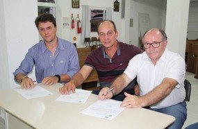 Prefeito assina ordem para pavimentar avenida no Alvorada