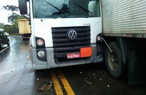 Colisão entre caminhão e carreta na BR-282, em Joaçaba